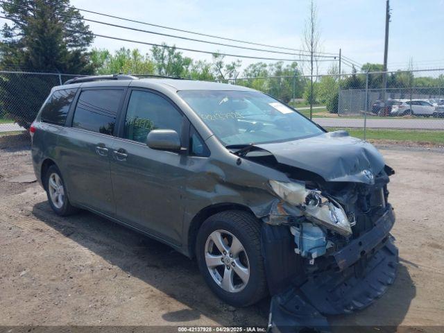  Salvage Toyota Sienna