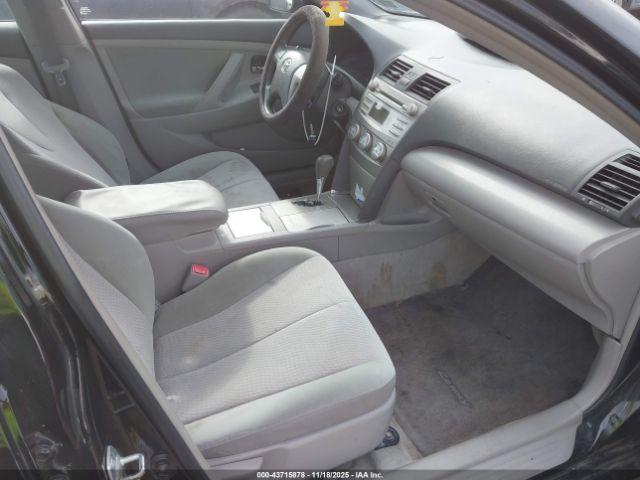 Toyota Camry Le Image 4