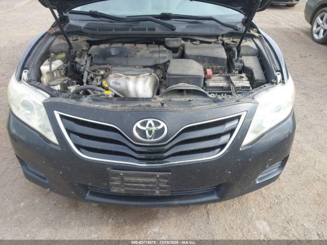 Toyota Camry Le Image 11