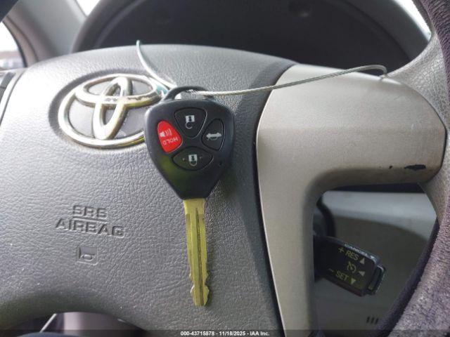 Toyota Camry Le Image 9