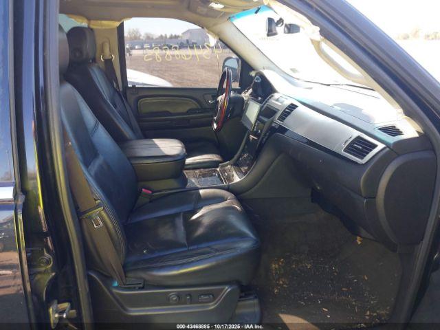 Cadillac Escalade Standard Image 6