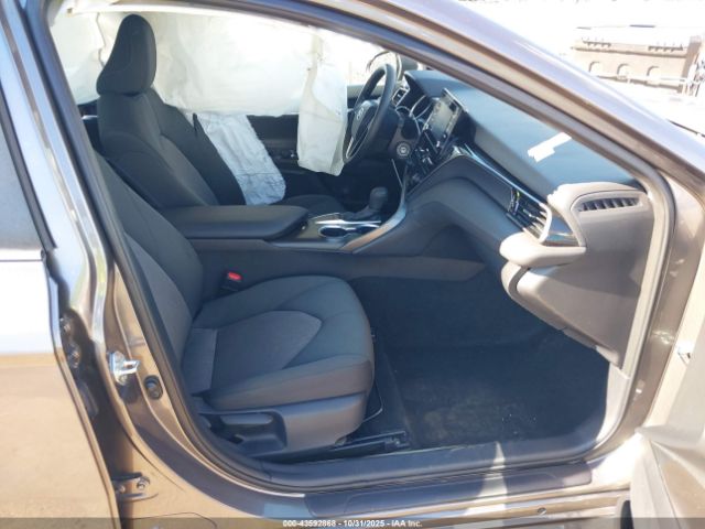 Toyota Camry Le Image 12