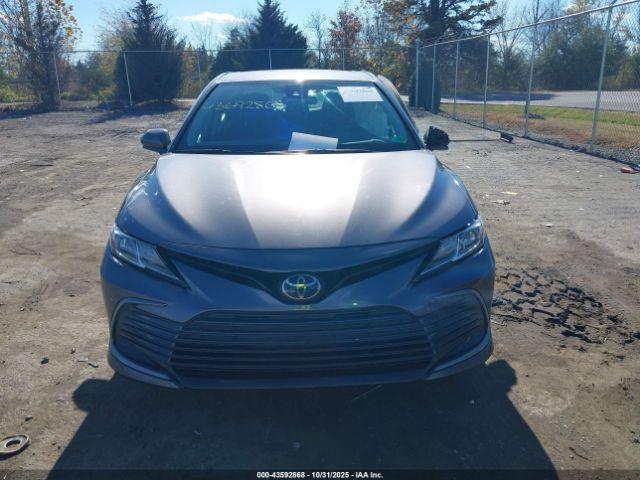 Toyota Camry Le Image 6