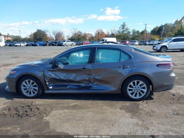 Toyota Camry Le Image 8