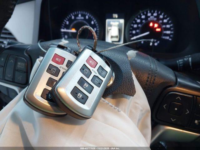 Toyota Sienna Xle 7 Passenger Image 7