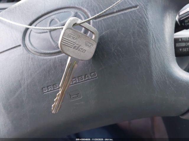 Toyota Camry Ce Image 8