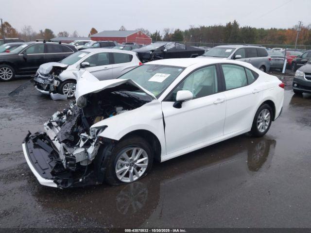 Toyota Camry Le Image 4