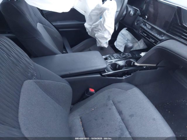 Toyota Camry Le Image 3