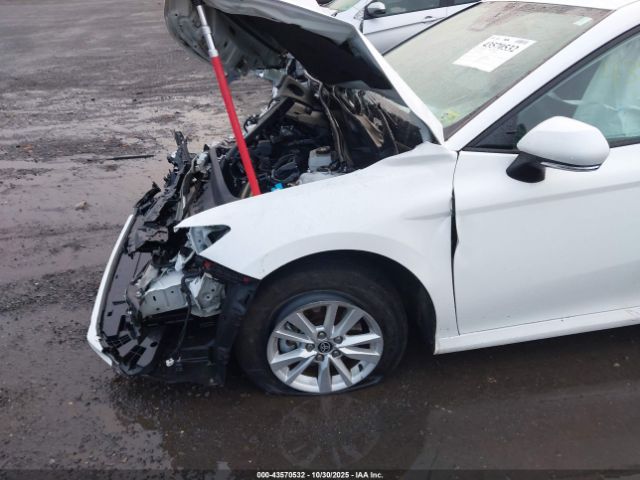 Toyota Camry Le Image 2