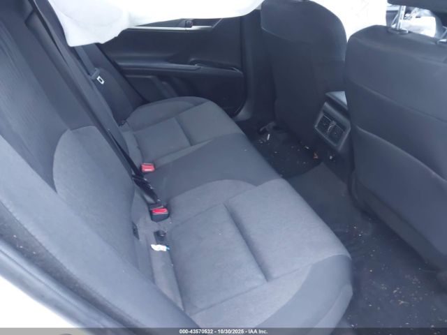 Toyota Camry Le Image 5