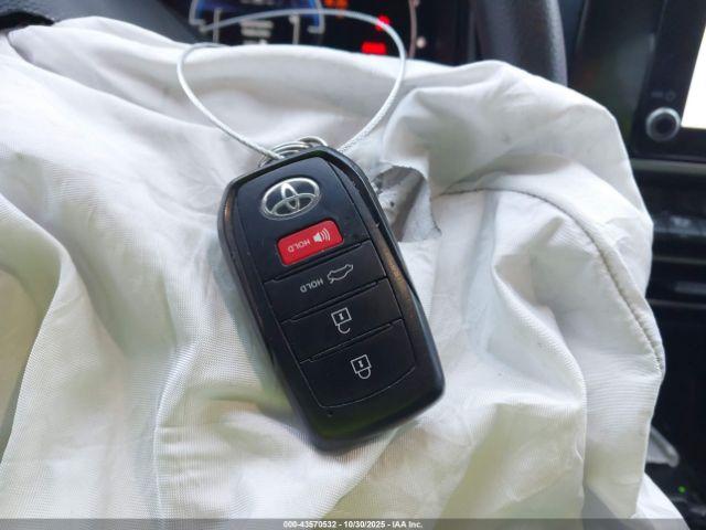 Toyota Camry Le Image 8