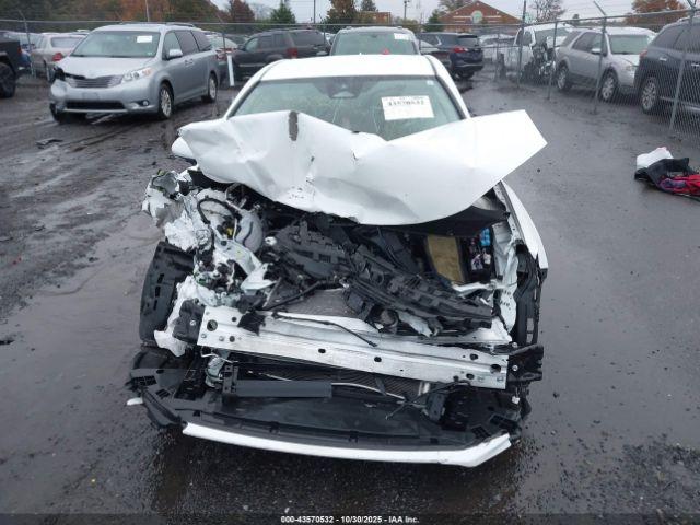 Toyota Camry Le Image 10