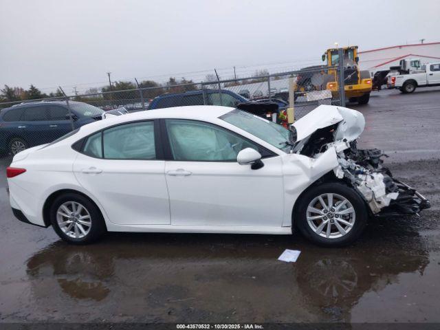 Toyota Camry Le Image 11