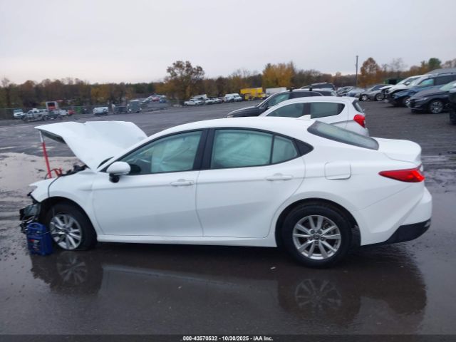 Toyota Camry Le Image 9