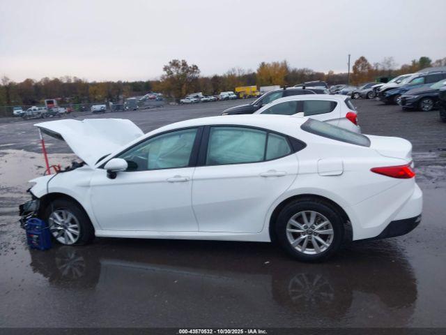 Toyota Camry Le Image 9