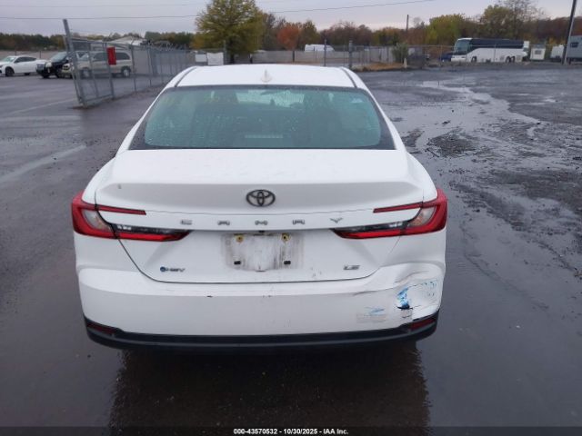 Toyota Camry Le Image 13