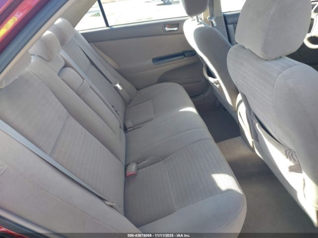 Toyota Camry Le Image 7