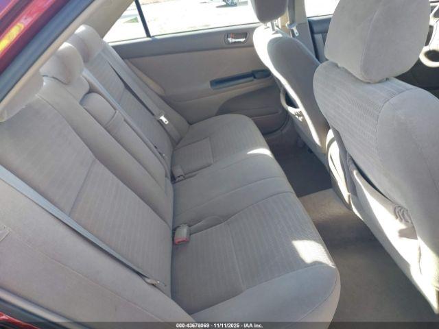 Toyota Camry Le Image 7