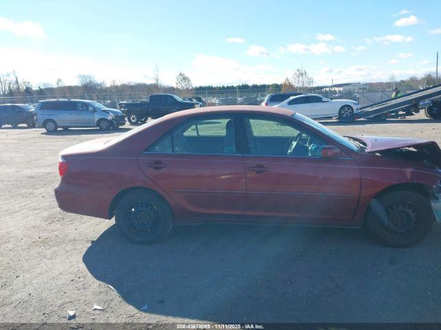 Toyota Camry Le Image 8