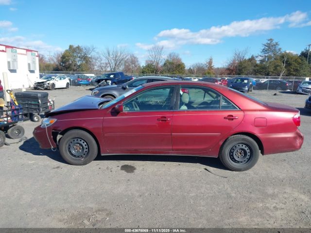 Toyota Camry Le Image 12