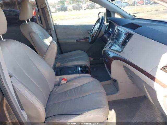 Toyota Sienna Image 5