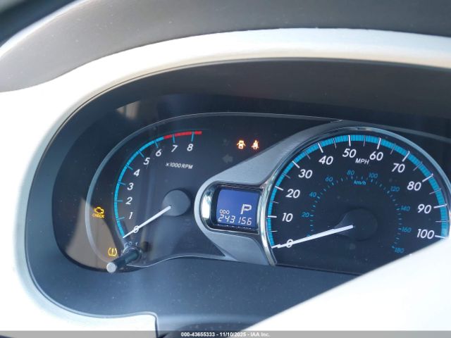 Toyota Sienna Image 4