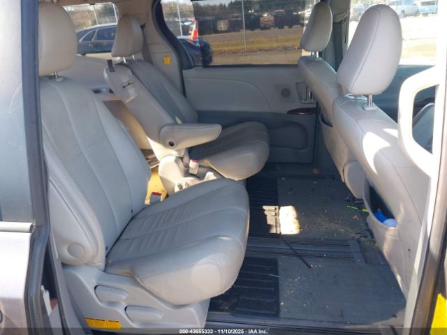 Toyota Sienna Image 10