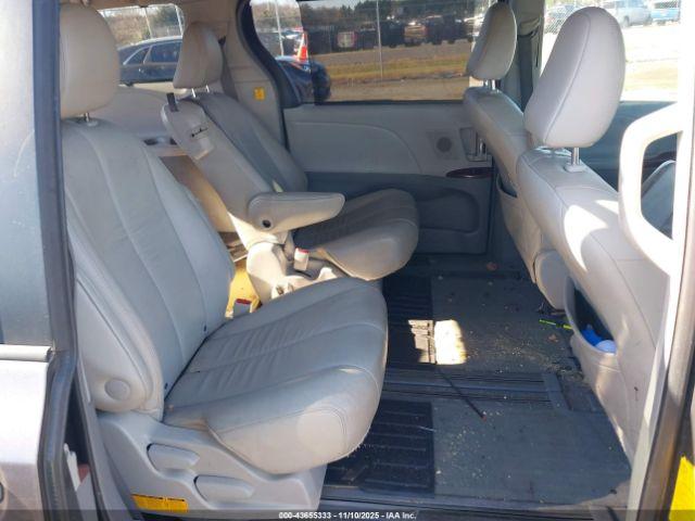 Toyota Sienna Image 10