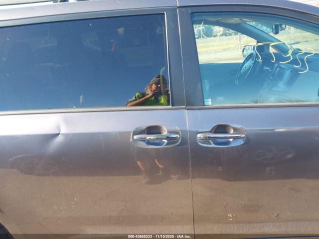 Toyota Sienna Image 2