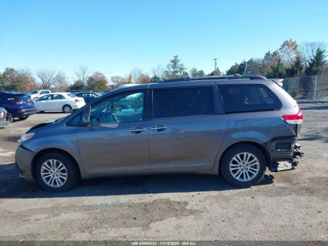 Toyota Sienna Image 16