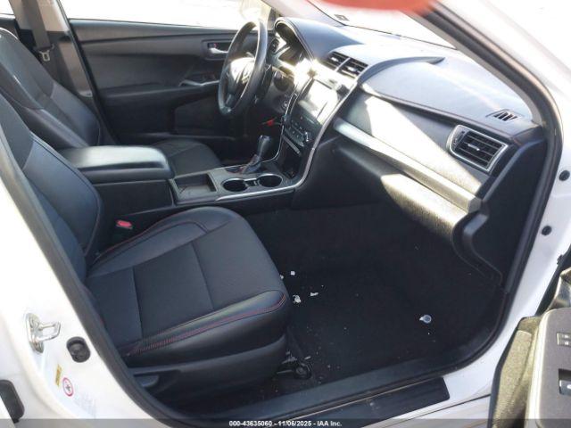 Toyota Camry Se Image 8