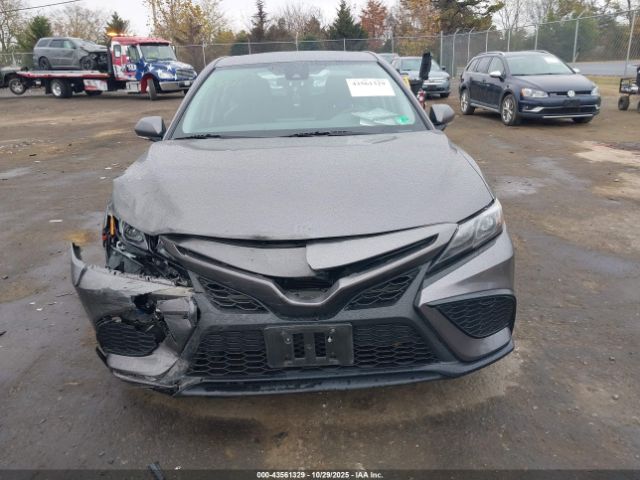 Toyota Camry Se Image 7