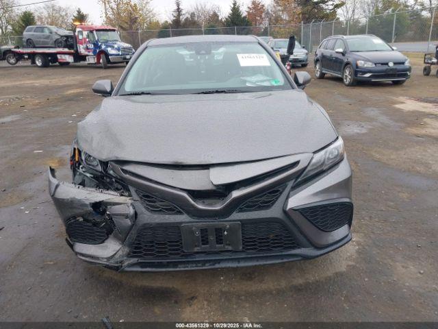 Toyota Camry Se Image 7