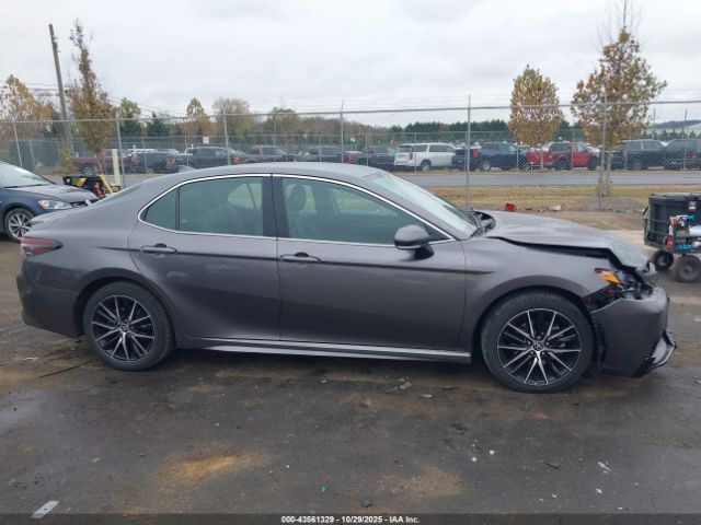 Toyota Camry Se Image 8