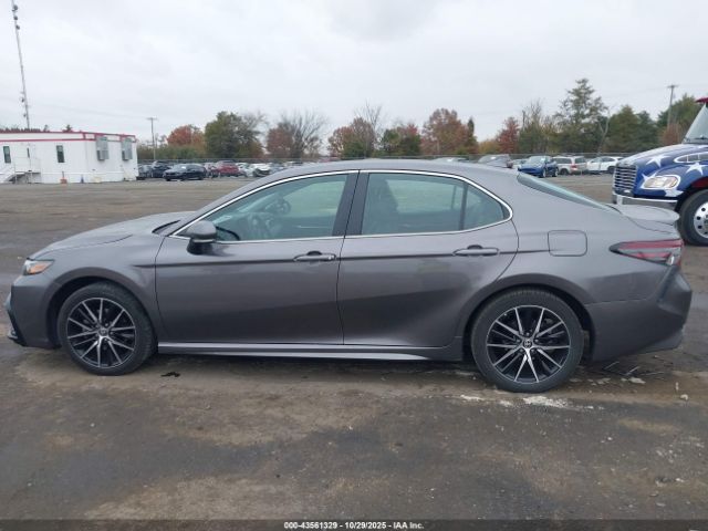 Toyota Camry Se Image 10