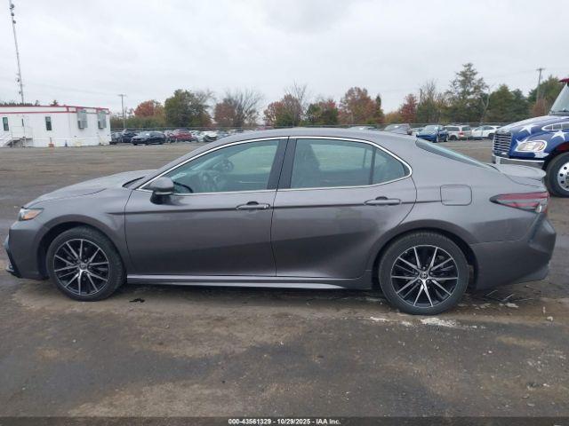 Toyota Camry Se Image 10
