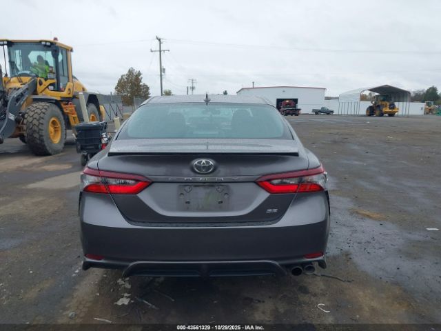 Toyota Camry Se Image 9