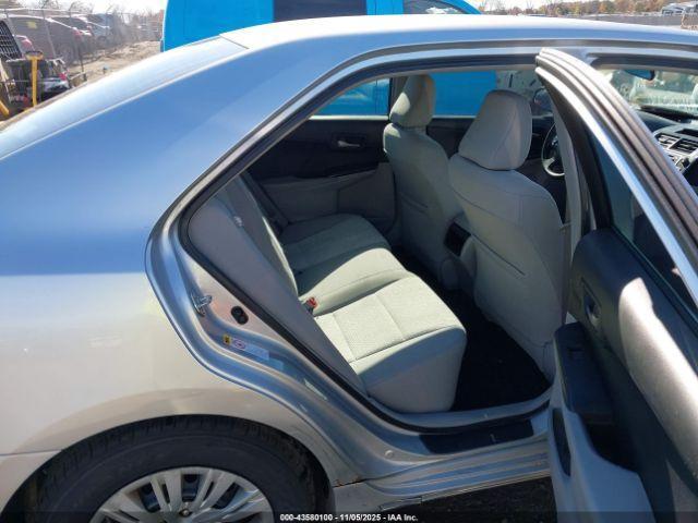 Toyota Camry Le Image 4