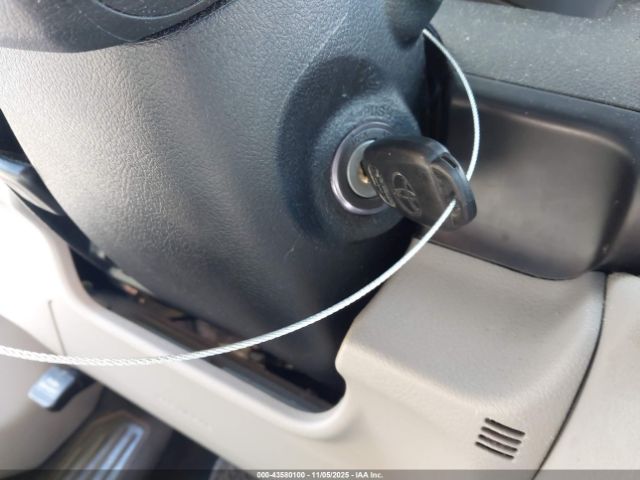 Toyota Camry Le Image 11