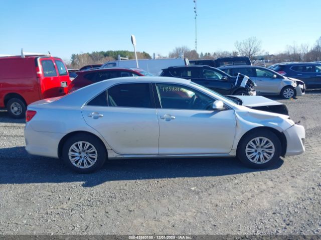 Toyota Camry Le Image 12