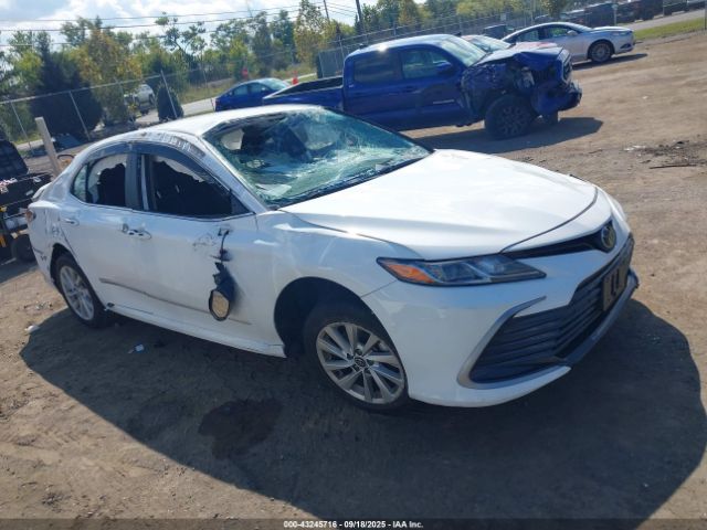 Toyota Camry Le Image 1