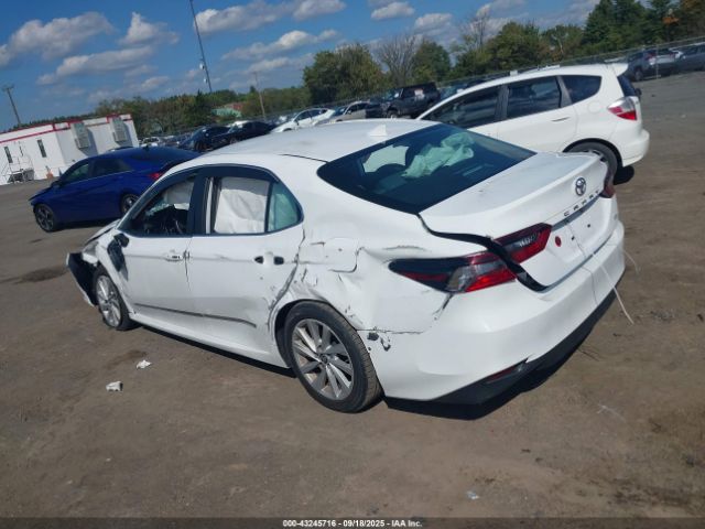 Toyota Camry Le Image 13