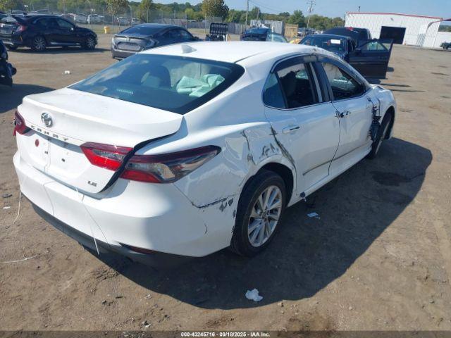 Toyota Camry Le Image 6
