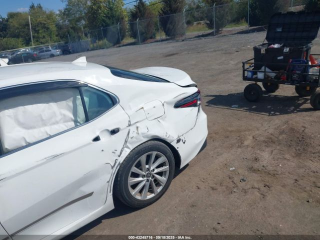 Toyota Camry Le Image 14