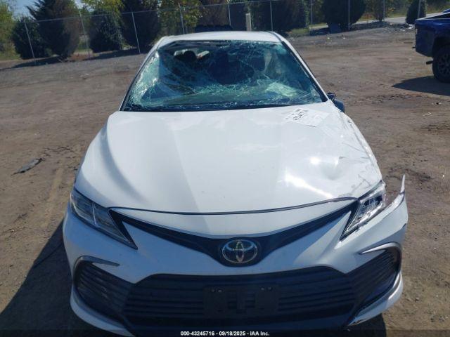 Toyota Camry Le Image 8