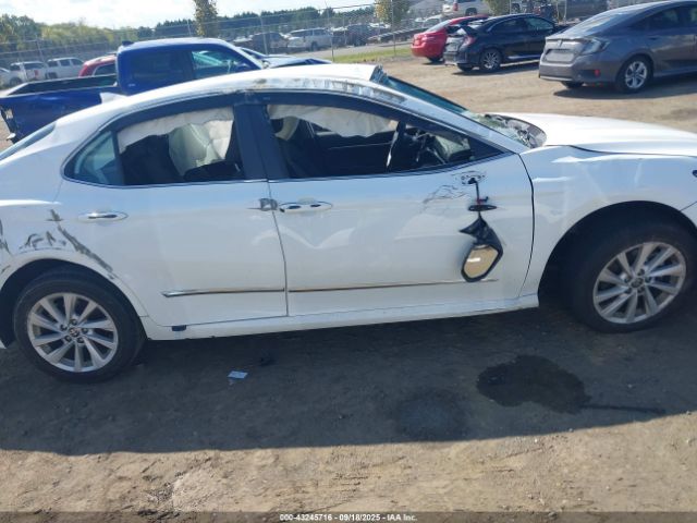 Toyota Camry Le Image 16