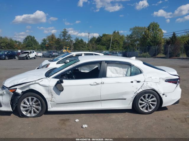 Toyota Camry Le Image 2