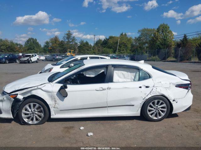 Toyota Camry Le Image 2