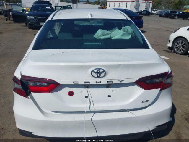Toyota Camry Le Image 9