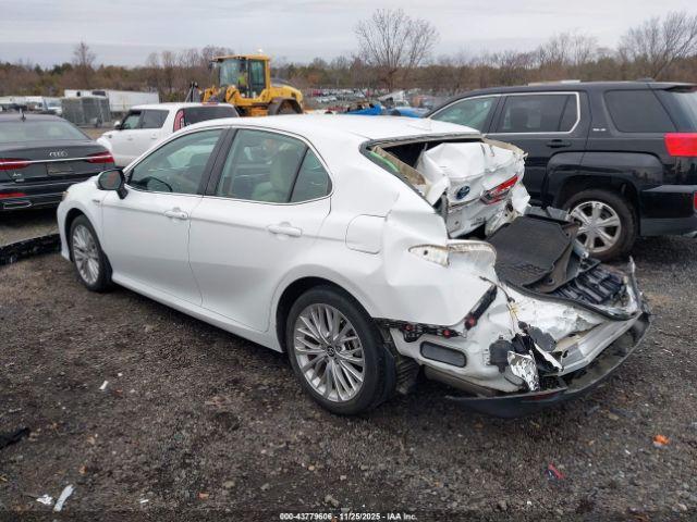 Toyota Camry Xle Hybrid Image 6
